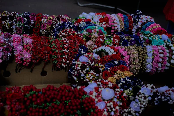 Fuar Çeşitli Suni Çiçek Buketleri Satıyor Renkli Küçük Çiçeklerden Yapılmış — Stok fotoğraf