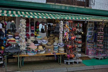 Hallstatt, Avusturya - 1 Temmuz 2023: Ünlü eski Hallstatt kasabası, Salzkammergut, Yukarı Avusturya. Orijinal hediyelik eşya dükkanları çok sayıda turist için harika ürünler sunuyor.