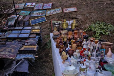 Kropyvnytskyi, Ukrayna - 29 Eylül 2021: Antik bit pazarı. Antika eşyaları satmak ve almak ve porselen koleksiyonu yapmak. Bazaar antika hatırası. Antika pazarı antika nesneler satıyor. 