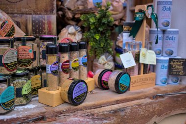 Hallstatt, Avusturya - 1 Temmuz 2023: Ünlü eski Hallstatt kasabası, Salzkammergut, Yukarı Avusturya. Orijinal hediyelik eşya dükkanları çok sayıda turist için harika ürünler sunuyor.