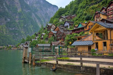 Hallstatt, Avusturya - 1 Temmuz 2023: Hallstatt, Salzkammergut, Yukarı Avusturya 'nın ünlü eski güzel mimarisi. Popüler bir turistik bölgede olağanüstü köy evleri..