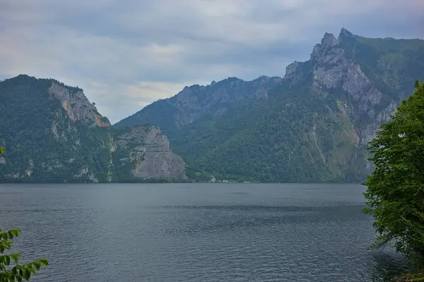 Traunstein Una Famosa Montaña Sobre Lago Traunsee Hermoso Paisaje Nublado — Foto de Stock