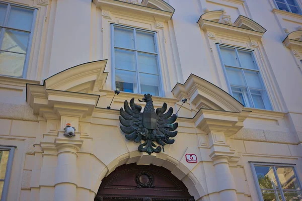 奥地利维也纳 2023年6月29日 奥地利国徽 双头鹰青铜雕像 对联邦教育 科学和研究部大楼的看法 — 图库照片