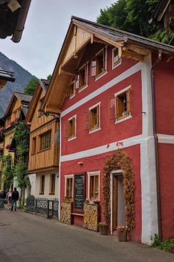 Hallstatt, Avusturya - 1 Temmuz 2023: Hallstatt, Salzkammergut, Yukarı Avusturya 'nın ünlü eski güzel mimarisi. Popüler bir turistik bölgede olağanüstü köy evleri..