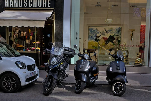 Viyana, Avusturya - 29 Haziran 2023: Viyana 'nın tarihi merkezinde park edilmiş eski model Vespa scooterlar. Eski şehrin turist sokakları.