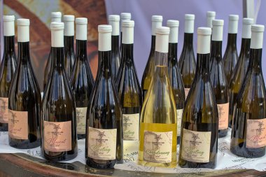 Chisinau, Moldova - 2 Ekim 2022: Başkentte Ulusal Şarap Günü kutlaması. Moldova şaraphanesinin önünde. Toplu kutlamalar. Büyük Millet Meclisi Meydanı.