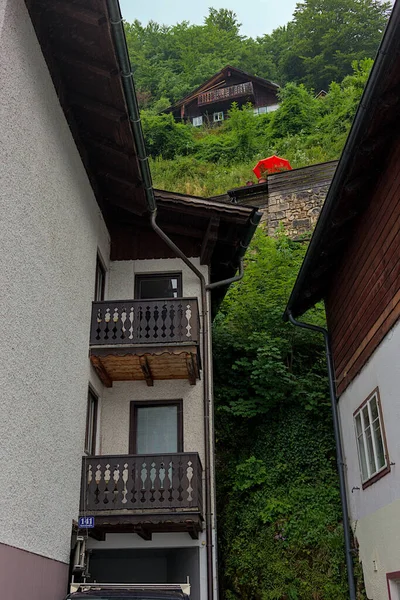 Hallstatt, Avusturya - 1 Temmuz 2023: Hallstatt, Salzkammergut, Yukarı Avusturya 'nın ünlü eski güzel mimarisi. Popüler bir turistik bölgede olağanüstü köy evleri..