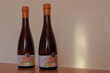 Kyiv, Ukrayna - 28 Eylül 2023: Karakteristik etiketli iki şişe bira. Varvar Şeftali Birası. Kyiv şeftali ve kayısı ile Belçika usulü yabani bira, fıçıda yaşlanmış..