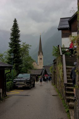 Hallstatt, Avusturya - 1 Temmuz 2023: Hallstatt, Salzkammergut, Yukarı Avusturya 'nın ünlü eski güzel mimarisi. Turistler sokaklarda yürüyor ve muhteşem manzaralara hayran kalıyorlar..