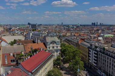Viyana, Avusturya - 29 Haziran 2023: Haus des Meeres gözlem güvertesinden Viyana 'nın panoramik manzarası. Eski şehrin sokakları ve mimarisi.