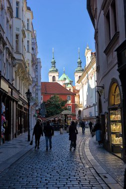 Prag, Çek Cumhuriyeti - 6 Ekim 2023: Prag 'da Charles Caddesi, turistlerle dolu tarihi cadde. Karlova sokağı turistler arasında mekanın mimarisi ve mağazaları ile ünlüdür.