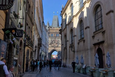 Prag, Çek Cumhuriyeti - 6 Ekim 2023: Prag 'daki Old Town' da bulunan Charles Köprüsüne Giriş. Garip ortaçağ kulesi, gotik ve barok binalar. Charles Köprüsü 'ndeki Eski Köprü Kulesi.