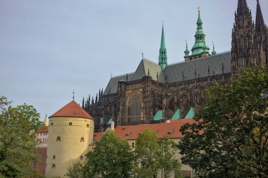 Prag, Çek Cumhuriyeti - 6 Ekim 2023: Prag Kalesi kompleksindeki St. Vitus Katedrali. Katedralin dekorasyonu Gotik, Rococo, Rönesans, Barok gibi tüm mimari stilleri birleştirir..