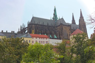 Prag, Çek Cumhuriyeti - 6 Ekim 2023: Prag Kalesi kompleksindeki St. Vitus Katedrali. Katedralin dekorasyonu Gotik, Rococo, Rönesans, Barok gibi tüm mimari stilleri birleştirir..