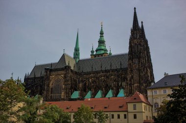 Prag, Çek Cumhuriyeti - 6 Ekim 2023: Prag Kalesi kompleksindeki St. Vitus Katedrali. Katedralin dekorasyonu Gotik, Rococo, Rönesans, Barok gibi tüm mimari stilleri birleştirir..