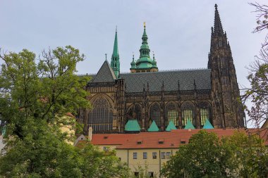 Prag, Çek Cumhuriyeti - 6 Ekim 2023: Prag Kalesi kompleksindeki St. Vitus Katedrali. Katedralin dekorasyonu Gotik, Rococo, Rönesans, Barok gibi tüm mimari stilleri birleştirir..