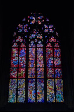 Prag, Çek Cumhuriyeti - 6 Ekim 2023: St. Vitus Katedrali içindeki renkli camlı pencereler. İncil temalı dekorasyon ve Gotik iç mimari kavramı.