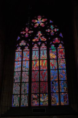 Prag, Çek Cumhuriyeti - 6 Ekim 2023: St. Vitus Katedrali içindeki renkli camlı pencereler. İncil temalı dekorasyon ve Gotik iç mimari kavramı.