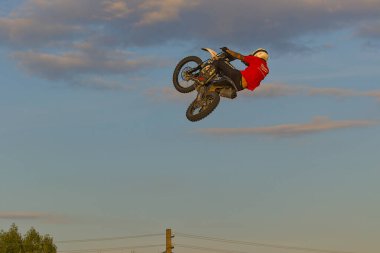 Kyiv, Ukrayna - 19 Temmuz 2023: Halk parkında eğitim. Cesur bir motorcu motosikletle çok yükseğe zıplar ve gösteri yapar. Ekstrem sporlarda adrenalin artıyor. Riskli bir atlayış..