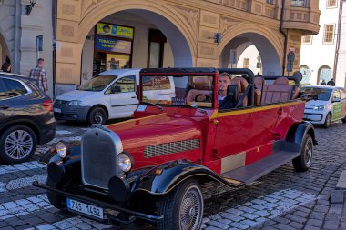 Prag, Çek Cumhuriyeti - 6 Ekim 2023: Prag 'ın merkezinde turistler için geleneksel güzel bir retro otomobil. Eski şehrin sokakları ve mimarisi.