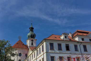 Prag, Çek Cumhuriyeti - 6 Ekim 2023: Barok beyaz benedikt manastırı kiliseli Brevnov. St. Marquette, Garden ve Park 'ın Ortaçağ Bazilikası. Brevnov Manastırı Kuleleri. 