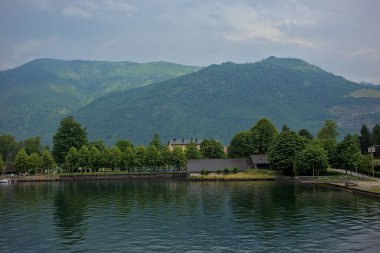 Yazın gölü ve dağları olan güzel sisli ve bulutlu bir manzara. Doğal renkli bir geçmişi var. Traunsee Gölü bir sağlık ve tatil beldesi olarak çok popülerdir. Gmundnerberg, Yukarı Avusturya.