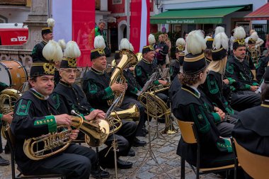 Hallstatt, Avusturya - 1 Temmuz 2023: Ulusal orkestranın ana meydandaki konseri. Müzisyenler neşeli renkli kostümler giydiler. Ünlü eski Hallstatt kasabası, Yukarı Avusturya.