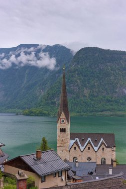 Yukarı Avusturya, Hallstatt. Hallstatt Gölü kıyılarında bir şehir. Merkezinde de Protestan bir kilise var. Gölün karşı kıyısında ormanla kaplı güzel dağlar var..