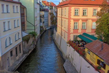 Prag, Çek Cumhuriyeti - 6 Ekim 2023: Venedik 'in küçük bir bölgesi ve Çek Cumhuriyeti Prag' daki Certovka nehri. Mala Strana 'daki Vltava Nehri ve Kampa Adası' nın bir parçası. Şehirdeki nehir yatağı..