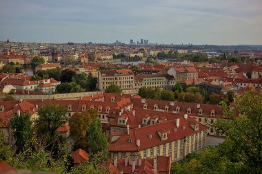 Prag şehrinin panoramik manzarası gözlem güvertesinden. Eski şehrin sokakları ve mimarisi. Romantik kasaba panoraması, tarihi binalar, kırmızı çatılar, kiliseler..