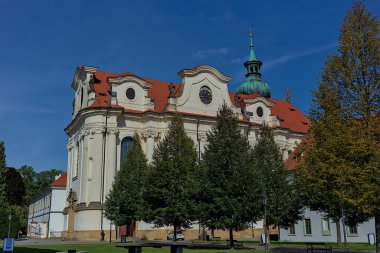Prag, Çek Cumhuriyeti - 6 Ekim 2023: Barok beyaz benedikt manastırı kiliseli Brevnov. St. Marquette, Garden ve Park 'ın Ortaçağ Bazilikası. Brevnov Manastırı Kuleleri. 