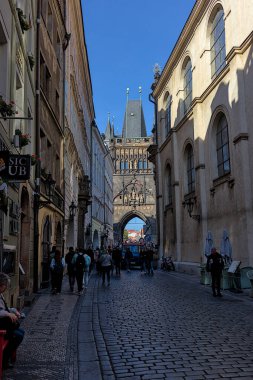 Prag, Çek Cumhuriyeti - 6 Ekim 2023: Prag 'daki Old Town' da bulunan Charles Köprüsüne Giriş. Garip ortaçağ kulesi, gotik ve barok binalar. Charles Köprüsü 'ndeki Eski Köprü Kulesi.