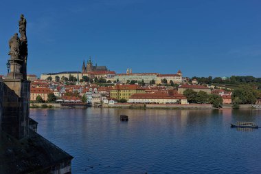 Ortaçağ Prag 'ının şehir manzarası. St. Vitus Katedrali ve tarihi binaları olan ünlü Prag Şatosu. Vltava nehrinin kıyısında.