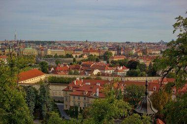 Prag şehrinin panoramik manzarası gözlem güvertesinden. Eski şehrin sokakları ve mimarisi. Romantik kasaba panoraması, tarihi binalar, kırmızı çatılar, kiliseler..