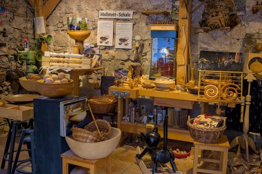 Hallstatt, Avusturya - 1 Temmuz 2023: Ünlü eski Hallstatt kasabası, Salzkammergut, Yukarı Avusturya. Orijinal hediyelik eşya dükkanları çok sayıda turist için harika ürünler sunuyor.