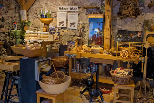 Hallstatt, Avusturya - 1 Temmuz 2023: Ünlü eski Hallstatt kasabası, Salzkammergut, Yukarı Avusturya. Orijinal hediyelik eşya dükkanları çok sayıda turist için harika ürünler sunuyor.