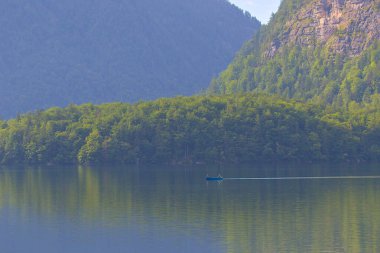 Hallstatter Gölü, Avusturya Alpleri 'nde bulutlu gökyüzü olan Hallstatt Köyü yakınlarında. Sisli bir günde doğal renkli akşam ışığı. Avusturya 'nın en popüler turizm merkezlerinden biri..