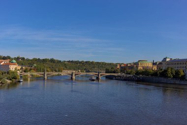 Manes Köprüsü, Manesuv Most, Vltava Nehri üzerinden, Prag, Çek Cumhuriyeti. Resimli şehir manzarası. Popüler turistik cazibe.