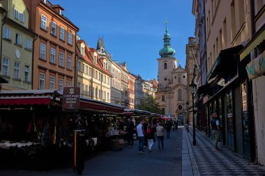 Prag, Çek Cumhuriyeti - 7 Ekim 2023: Prag sokak pazarı Eski Şehir 'in geleneksel mimarisinin arka planına karşı. Yılın her zamanında romantik bir atmosfer..