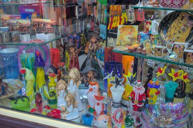 Prag, Çek Cumhuriyeti - 7 Ekim 2023: Prag 'ın tarihi merkezindeki ünlü Havel pazarı. Orijinal hediyelik eşya dükkanları çok sayıda turist için harika ürünler sunuyor.