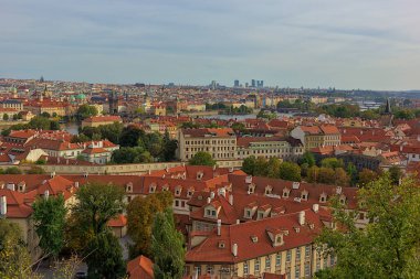 Prag şehrinin panoramik manzarası gözlem güvertesinden. Eski şehrin sokakları ve mimarisi. Romantik kasaba panoraması, tarihi binalar, kırmızı çatılar, kiliseler..