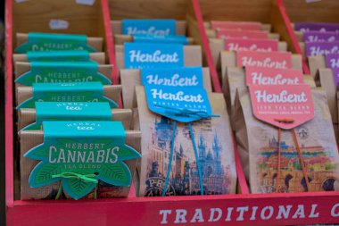 Prag, Çek Cumhuriyeti - 7 Ekim 2023: Prag 'da bir sokak tezgahında kenevir içeren çayı hatıra olarak satmak. Orijinal hediyelik eşya dükkanlarında çok sayıda turist çeşitli ürünler sunuluyor.