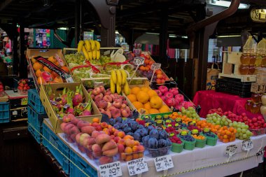 Prag, Çek Cumhuriyeti - 7 Ekim 2023: Prag 'ın tarihi merkezindeki ünlü Havel pazarı. Bir markette taze böğürtlen karışımı. Parlak, renkli ürünlerin geniş seçimi.