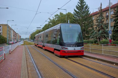 Prag, Çek Cumhuriyeti - 8 Ekim 2023: Prag caddesinde modern tramvay. Manzaralı tramvay yolculuğu. Eski şehrin sokakları ve mimarisi.