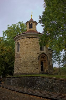 Visegrad 'daki St. Martin' den Rotunda. Prag 'ın en eski Roma binası olan Yukarı Şato Kalesi 11. yüzyılda taştan inşa edildi..
