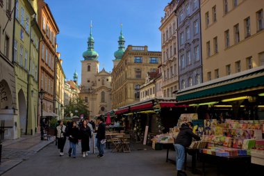 Prag, Çek Cumhuriyeti - 7 Ekim 2023: Prag sokak pazarı Eski Şehir 'in geleneksel mimarisinin arka planına karşı. Yılın her zamanında romantik bir atmosfer..