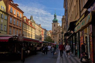 Prag, Çek Cumhuriyeti - 7 Ekim 2023: Prag sokak pazarı Eski Şehir 'in geleneksel mimarisinin arka planına karşı. Yılın her zamanında romantik bir atmosfer..