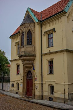 Prag, Çek Cumhuriyeti - 8 Ekim 2023: Visegrad Bölüm Başkanı 'nın Prag' daki Visegrad Kalesi topraklarındaki yeni ikametgahı. Tasarım F. Niklas tarafından 1872 'de yapılmış..