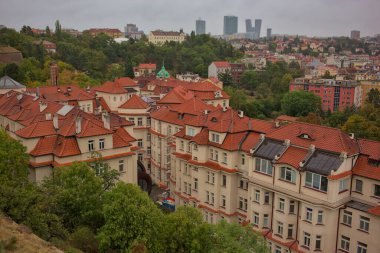 Prag şehrinin panoramik manzarası gözlem güvertesinden. Eski şehrin sokakları ve mimarisi. Romantik kasaba panoraması, tarihi binalar, kırmızı çatılar, kiliseler..