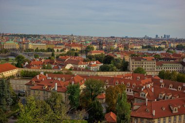 Prag şehrinin panoramik manzarası gözlem güvertesinden. Eski şehrin sokakları ve mimarisi. Romantik kasaba panoraması, tarihi binalar, kırmızı çatılar, kiliseler..